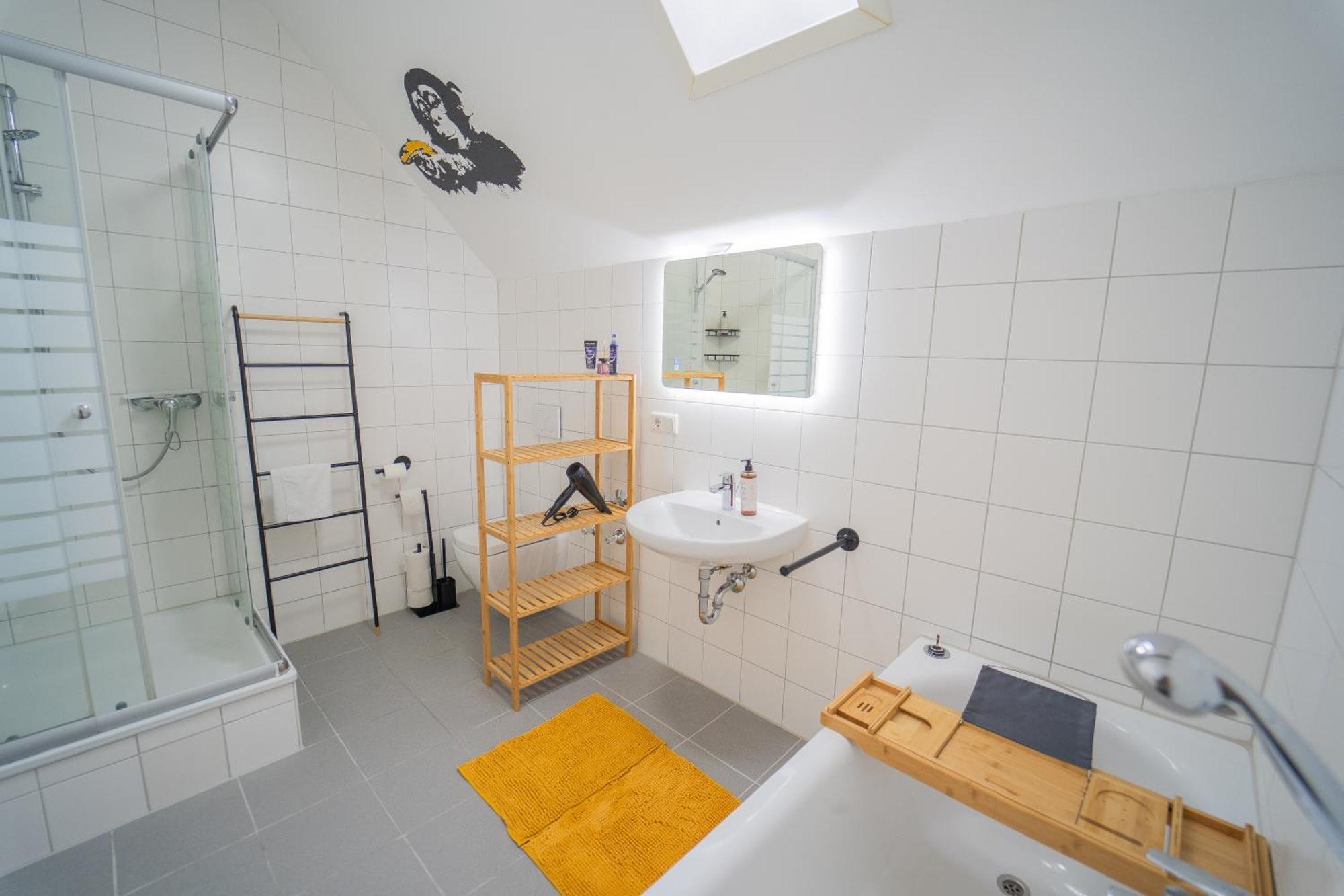 Luxomes - Streetart Old Town Apartment-