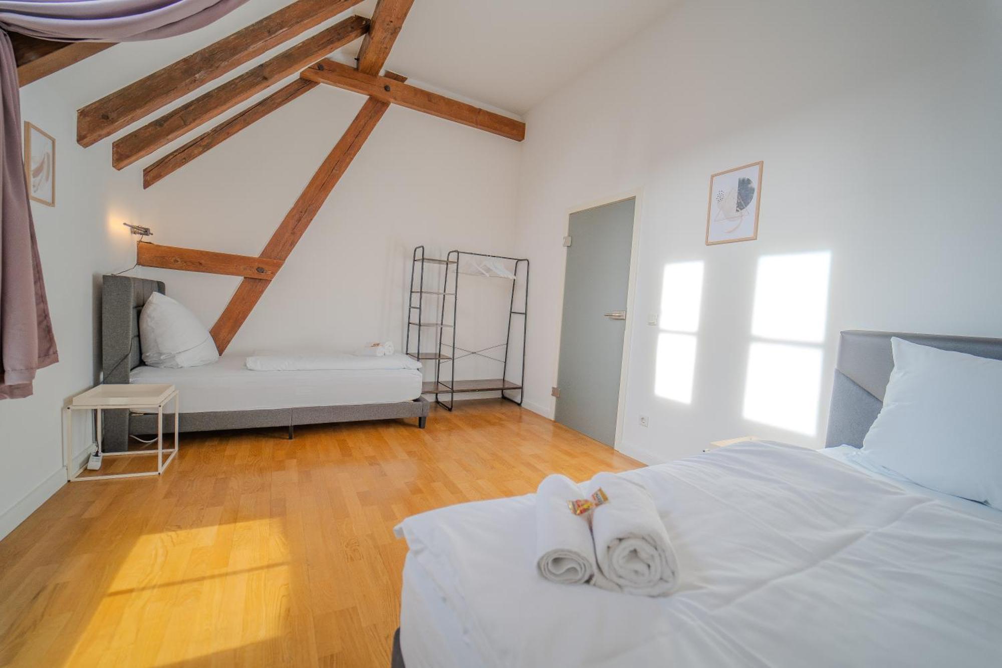 Luxomes - Streetart Old Town Apartment- Apartment *