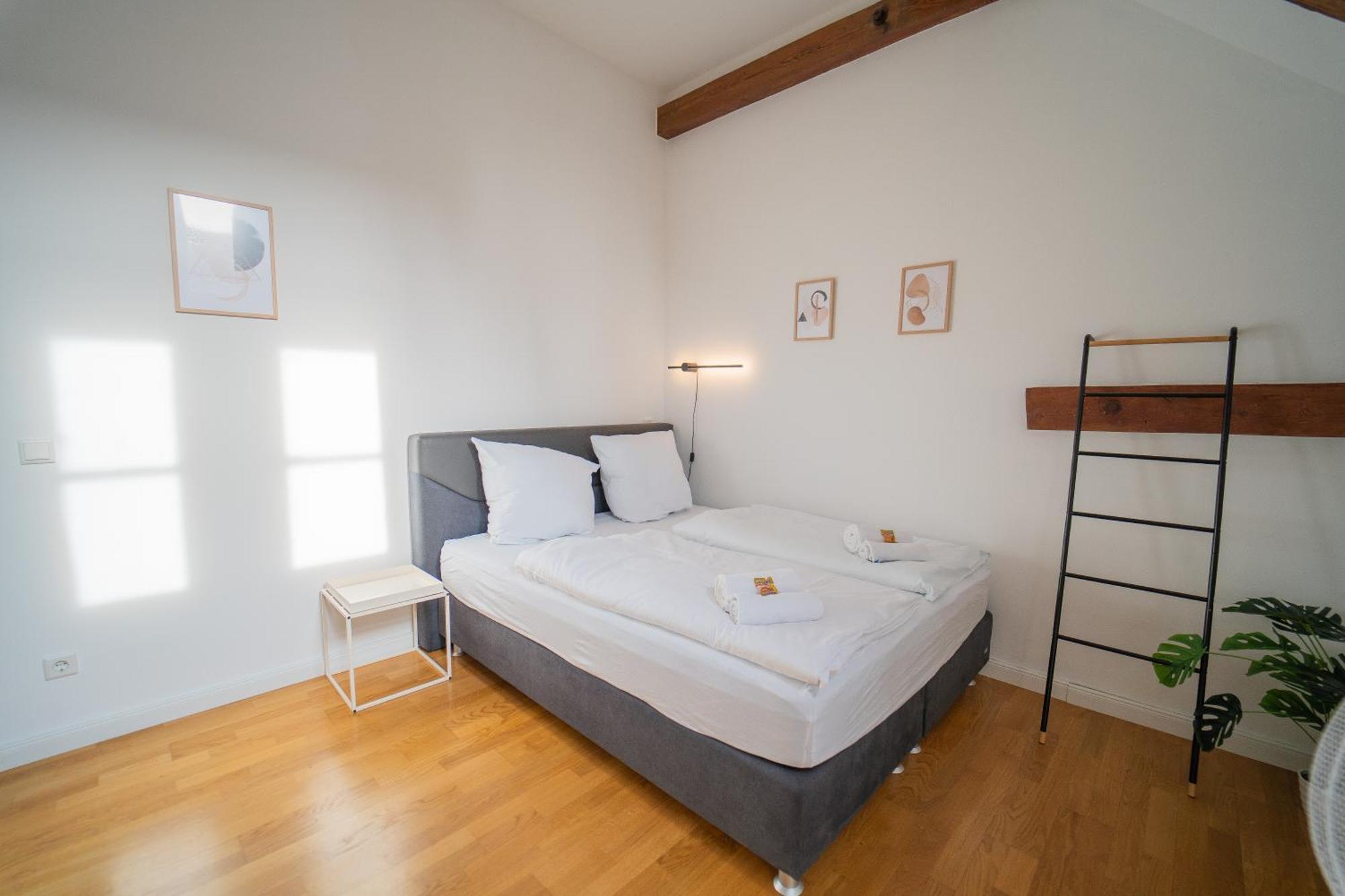 Apartment Luxomes - Streetart Old Town Apartment-