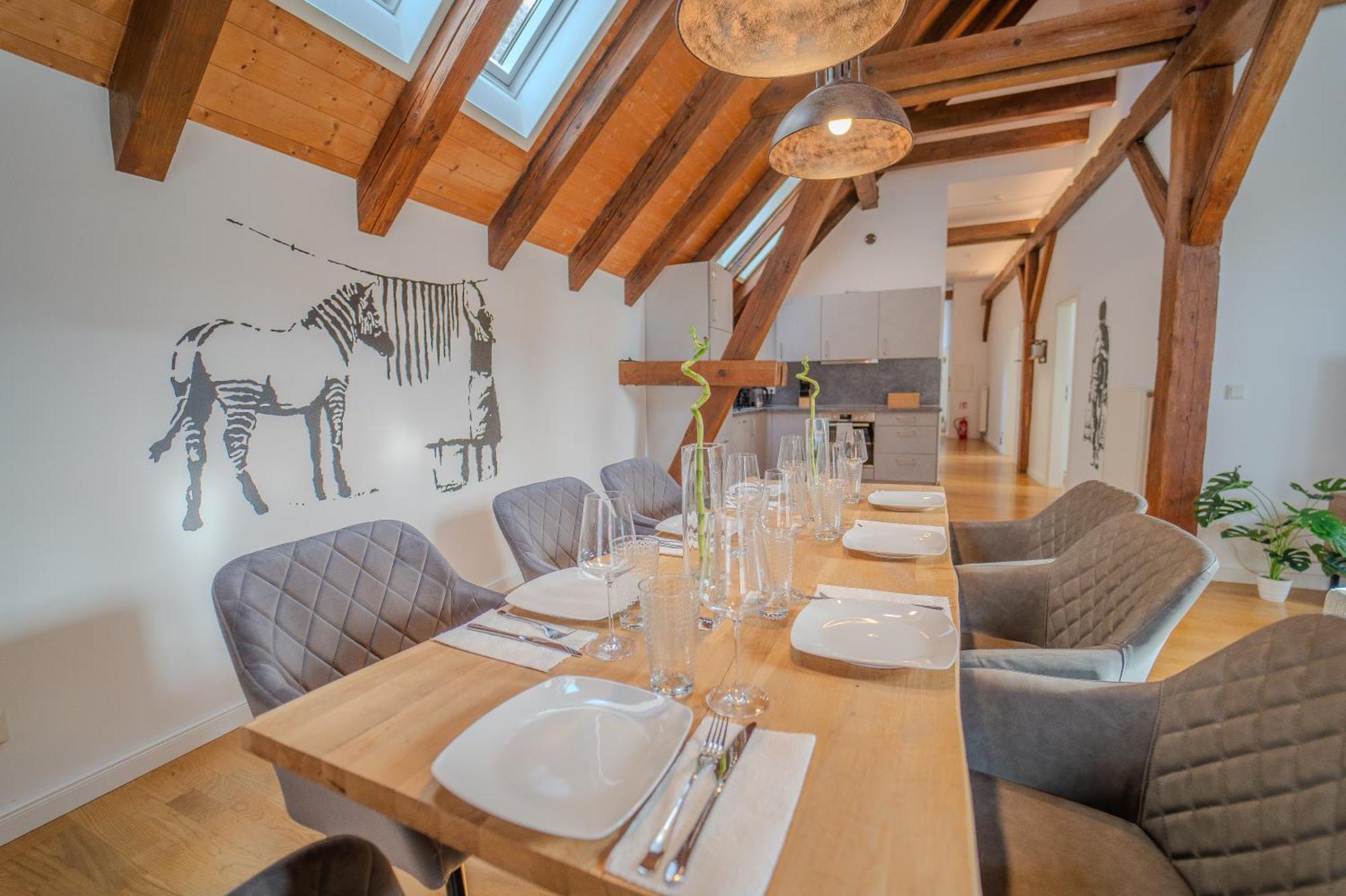 Luxomes - Streetart Old Town Apartment-